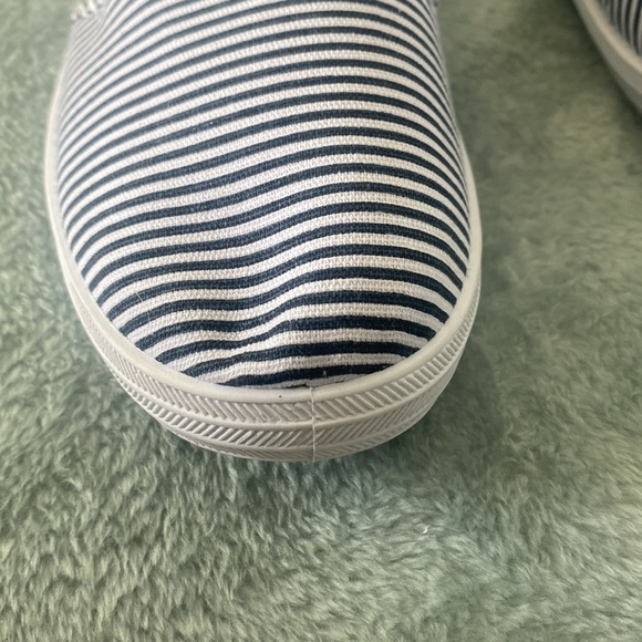 NWT Dark navy and white slip on striped shoe 11 - Picture 12 of 13